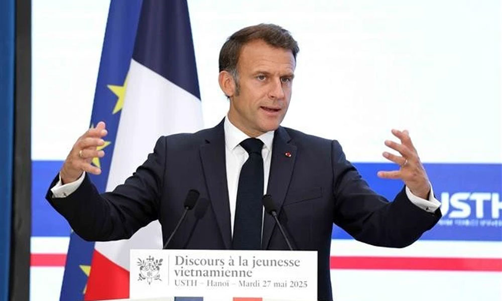 French President talks to Vietnamese students, young intellectuals in Hanoi